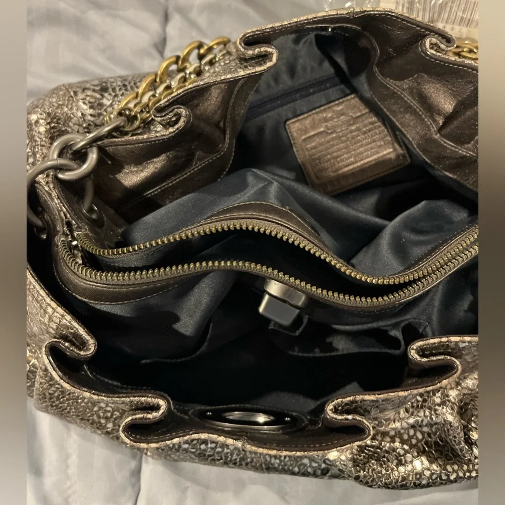 Beautiful metallic coach bag with two coach tags included - Picture 6 of 8